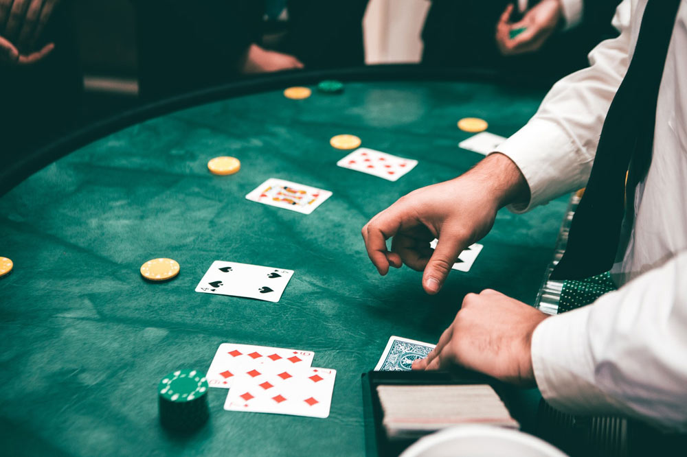 Como jogar blackjack  Regras, probabilidades e estratégias do