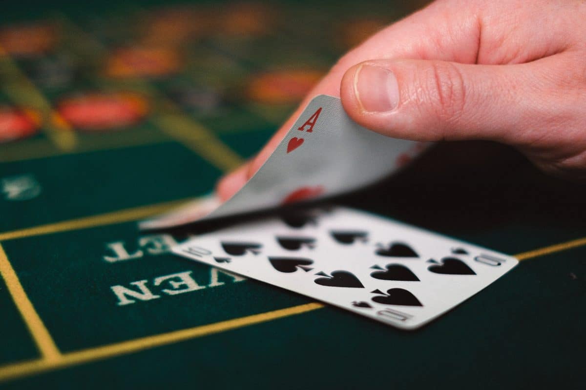 Procurando cartas na mão no jogo de cartas de jogar blackjack no cassino